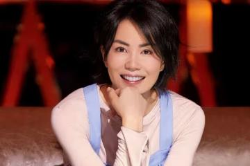 王菲台北街頭現身,與經紀人久違相聚,新音樂動向引猜疑