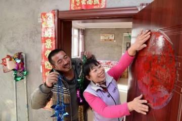 丈夫每月寄5000，妻子起了疑心，4年後找過去，妻子說了17個字
