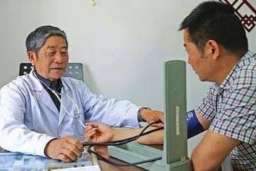 老醫生收留被棄乞丐,離世送討飯破碗感恩,洗乾淨竟是百萬翡翠碗