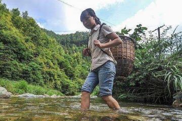 6歲女兒離家出走，12年後丈夫病逝，妻子整理遺物才知當年原委