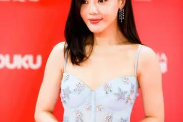 鄧家佳的生圖太能打了，穿弔帶長裙膚色白皙有光澤，臉也沒皺紋