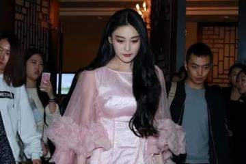 張馨予真是像「仙子」一樣，一襲粉色緞面長裙好美，生圖也抗打