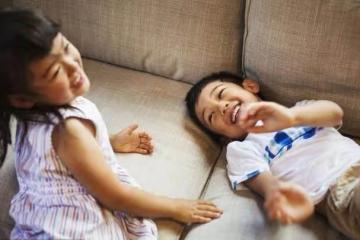 妻子去世,我帶著女兒擺攤,看到顧客女兒問:這不是媽媽嗎?