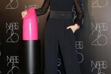 任達華妻子也太颯了，穿著黑色垂感連體褲幹練瀟灑，感覺很英氣