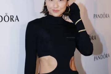 徐濠縈不愧是陳奕迅的老婆，穿黑衣把兩邊「挖空」，馬甲線搶鏡了