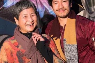 鄭佩佩葬禮結束，兒子發文送別母親，公開母子生前的合影照片