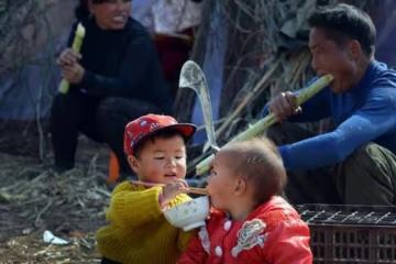 妹妹嫁到國外後，嫌棄哥哥窮斷絕關係，一年後收到簡訊哥哥傻了