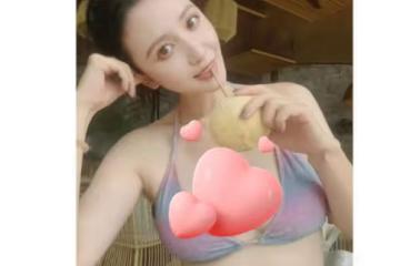 43歲張萌曬旅行美照，罕穿泳裝秀辣媽曲線，全身零贅肉火辣又養眼