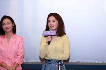 阿Sa蔡卓妍真是一點沒變,穿鵝黃色針織衫好溫柔,還是少女的模樣