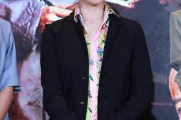 劉蓓穿衣挺膽大的，黑色西裝配花襯衫，不花哨反而穿出了優雅感