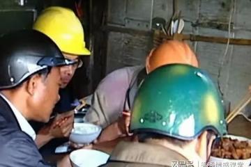 一戶人家吃飯必戴頭盔，平日緊閉門窗，專家趕來後才揭開真相