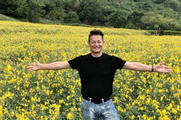 徐乃麟為愛棄當瓊瑤小生、樂當空中飛人！婚姻廝守35年，帶老婆走遍大江南北