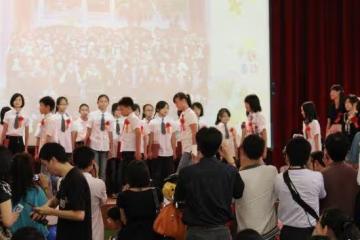 單親媽媽「等不到兒子畢業走了」他摟著紙板「拍下最感人畢業照」