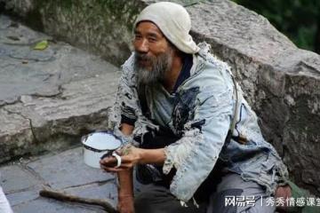 老漢蓋房,給了過路乞丐一塊肉,乞丐:房蓋好你必死