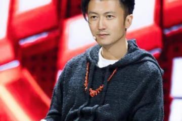 謝霆鋒與16歲長子搭肩返港，機場曬溫馨父子情，細節盡顯嚴父家教
