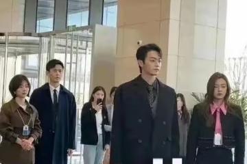 譚松韻新劇被吐槽!網友:穿得跟大媽似的,小手小腳撐不起職場服