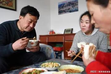 父親搭夥老伴想帶孫子住我家，還說閨女不就多兩雙筷子：一起走人