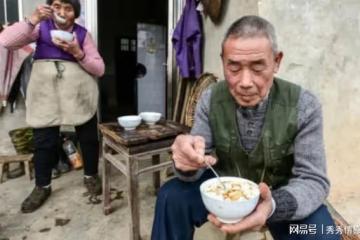 一老人撿到石頭回家壓酸菜,不久後,有人找上門:五萬我要了
