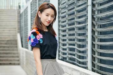 董潔低調現身地下通道打賞街頭藝人,善舉顯真性情,樸素形象獲贊