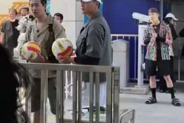 黃子韜錄綜藝被攔校外，報大名反遭門衛怒懟，圍觀路人表情引爆笑