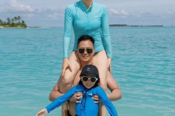 胡杏兒陪3個兒子過暑假,富豪老公把她扛在肩上,一家5口泡海水