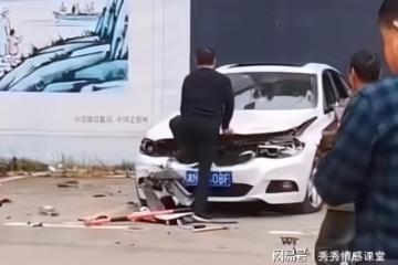 丁克18年,我42歲懷孕,沒想到老公侄子知道後,砸了我200萬的車