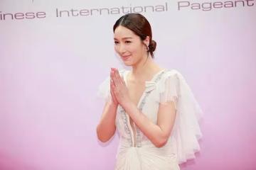 王祖藍的妻子身材沒得說,穿白色透視長裙,不僅成熟還很高貴
