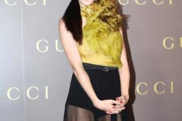 張柏芝對身材真自信,一襲黃黑拼接的露背裙,裙擺還是透視的
