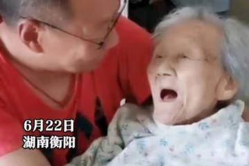 孝暖人心!52歲兒子「帶101歲母親就醫」全程溫柔抱懷裡,候診時「聽到媽媽一句話」他當場淚崩
