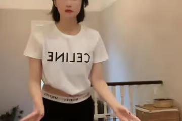 黃齡穿緊身褲宅家熱舞，身上一件T恤要四千，背後兩層豪宅搶鏡