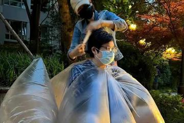 馬伊琍上海隔離，小區內穿粉色睡褲為星二代剪頭，曝光5000萬豪宅