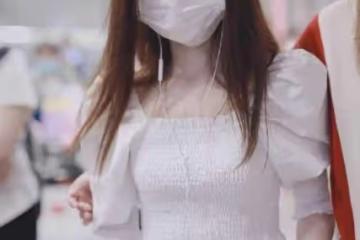 鞠婧禕這是瘦了多少斤?白色褶皺短上衣,超細「水蛇腰」有點誇張