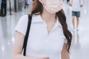 徐璐機場秀身材真有一手,緊身彈力連衣裙,長腿居然比裙子還白