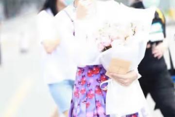 娜扎時尚感真不賴,紫弔帶裙混搭黑絲襪,「烈火紅唇」太引人注目