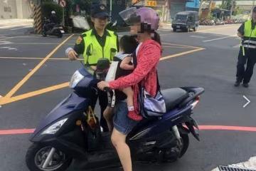 後座抱嬰被檢舉!媽媽收到罰單愣了「我有用揹帶啊」掀網友兩派論戰:「誰還敢帶孩子出門」