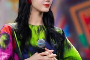 迪麗熱巴真是披塊破布都很美!穿扎染花衣服,美艷氣質一點不減