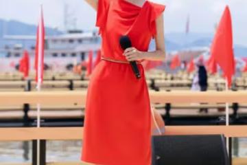誰會不喜歡韓雪這樣的端莊美人?再艷俗的紅裙子,她穿都高貴了