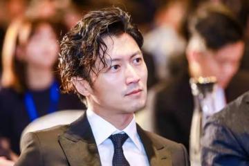 謝霆鋒V領襯衫引爆熱搜，細節透露不羈氣質，穿衣風格疑似王菲！