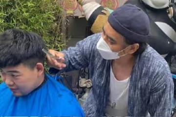 演員陳龍托尼技能,連續5天為上海鄰居營業,獲送物資得好評