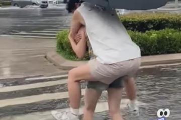 下雨天馬路上都是積水，女生背男朋友過馬路，網友：這女朋友真好