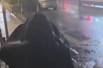兒子喜歡的女同學轉學，心情低落叫爸爸陪自己淋雨，下幕太偶像劇