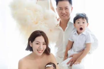 劉伊心產後拍全家福，63歲富豪老公抱女兒，一家五口很幸福