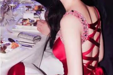 劉亦菲性感亮相!姨媽紅弔帶裙+大卷髮完美展現女神氣質