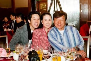 房祖名死性不改,被成龍當場暴打致尿失禁!事態嚴重,林鳳嬌哭著求也沒用了