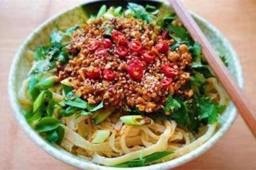 涼拌手擀麵，手工鹼水麵條爽滑勁道，獨家秘制料汁，讓你胃口大開