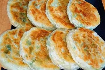 一碗面，一把小蔥，教你做香酥蔥油餅，咬一口直掉渣，蔥香味十足