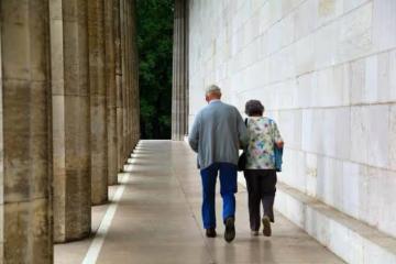 89歲丈夫與84歲妻子手挽手去失婚,積蓄全給阿嬤,阿公叮囑不要讓子女知道令法官心酸:兒女太自私