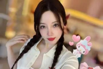 42歲的李小璐不老嗎？膚白貌美大長腿，豐滿身材令人羨慕，誰娶誰幸福