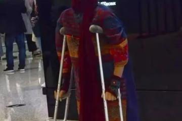 楊麗萍仙氣全無，指甲也剪了，常年吃花瓣水，如今65歲拄拐杖出行！