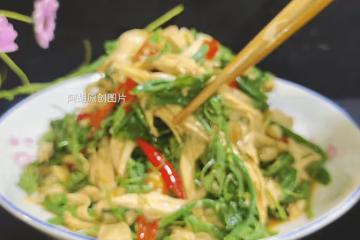 八月遇到這素菜使勁吃,一身是寶!拌一拌分分鐘能上桌,清爽解膩、滿口脆嫩